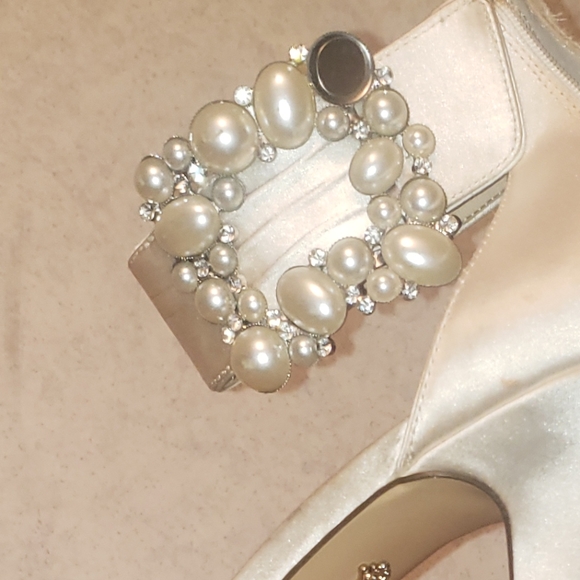 Shoes. Cream color satin Nina pumps - Picture 11 of 11